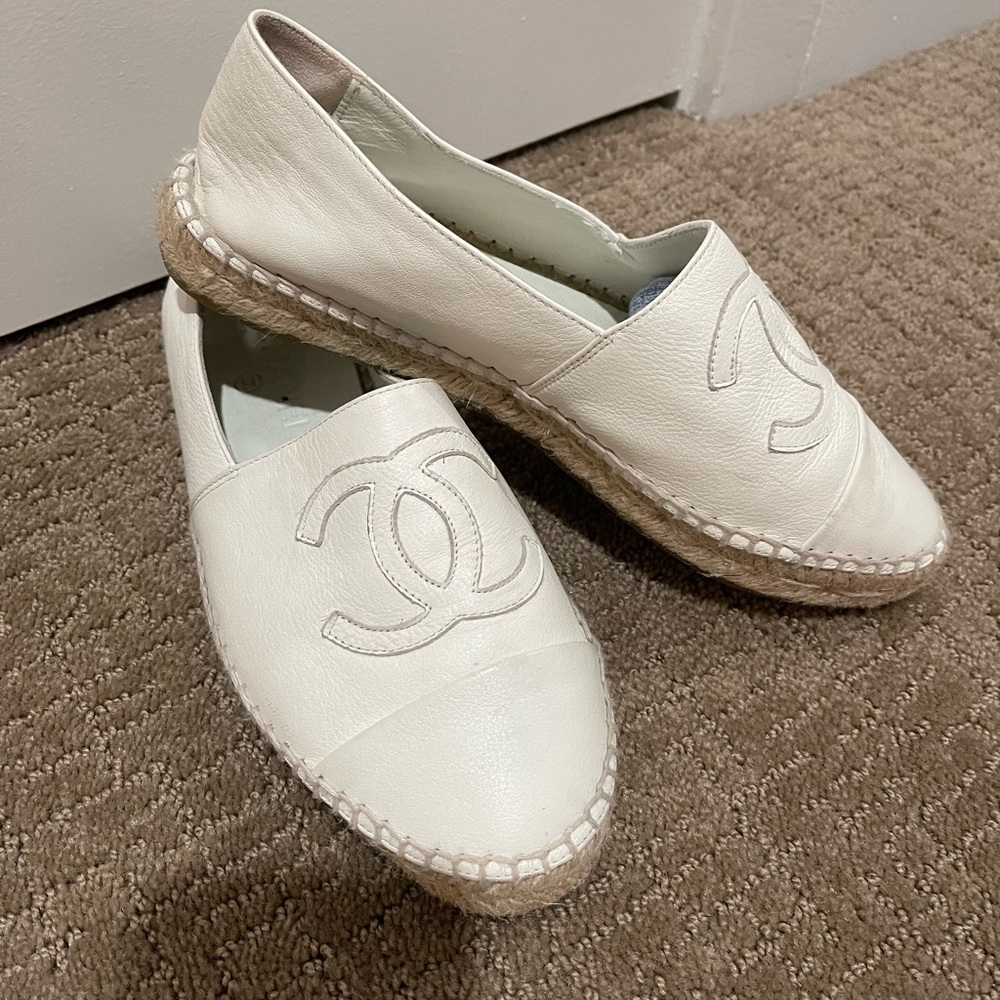 CHANEL Cream Espadrilles with Iconic CC Logo - Picture 4 of 7